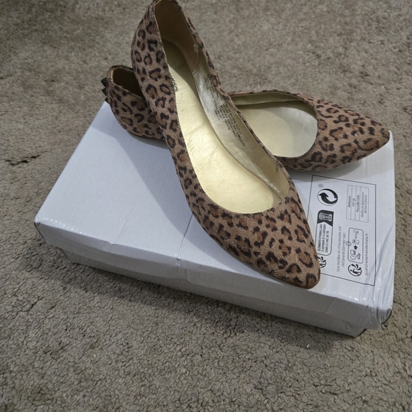 Women Shoes - Picture 7 of 9